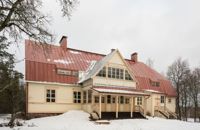 Esbo stad säljer nu Åminne gård i Köklax. De äldsta delarna av herrgården härstammar från 1800-talet, den senaste tillbyggnaden är gjord på 1920-talet. Byggnaden är skyddad och i stort behov av en grundlig renovering.
