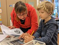 Viggo får hjälp av Helena Blomqvist-Puttonen för att hitta rätt i tidningen.