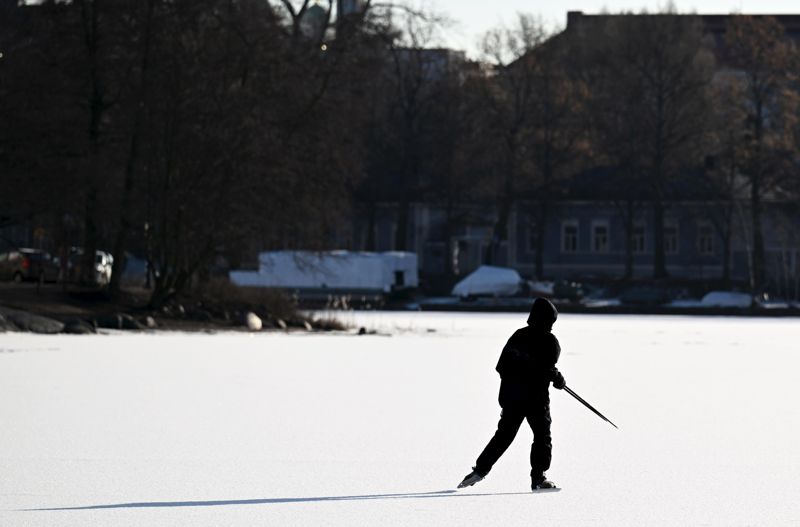 Trots den dåliga isvintern finns det kärnis på en del vattendrag i centrala Helsingfors, som på Djurgårdsviken. Långfärdsåkaren på bilden är fotograferad den 3 februari utanför Tokoistranden.