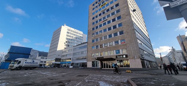 Det finns 15 parkeringsplatser för bussar framför Bilhuset. De ska sannolikt bort. I stället vill man bygga ett nytt hus här.
