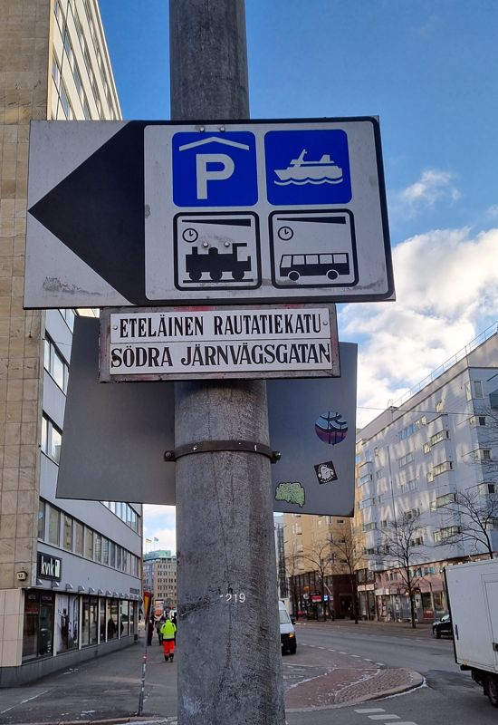 Under sommarsäsongen brukar bussarna som tar mängder av turister till Tempelplatsens kyrka parkera här.