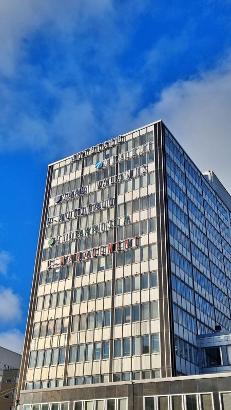 När Bilhuset stod klart 1958 var det en av Helsingfors mest moderna affärsbyggnader. Det var bland andra bilföretagen Korpivaara och Veho, importören Trans-Meri, reklambyrån Taucher samt bageriföretaget Primula, som lät bygga Bilhuset. Arkitekterna hette Eino Tuompo och Veli Valovirta.