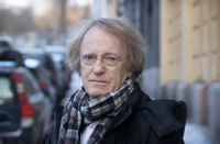 Som dramatiker har Joakim Groth ett stort intresse för episka berättelser. Denna gång är det inte familjen som står i fokus utan en enskild huvudperson.