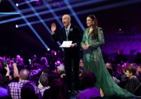 Melodifestivalens programledare Jesper Rönndahl och Farah Abadi på plats i Scandinavium.