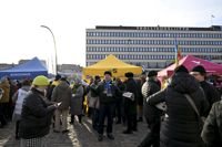Det var tidvis trängsel på lant- och valmarknaden på Hagns torg på Runebergsdagen, exakt åtta veckor före den egentliga valdagen i riksdagsvalet 2 april.