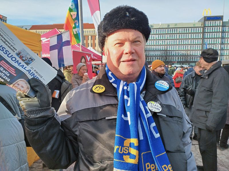 Fred Koroleff engagerar sig i samhällsfrågor. Han anser att Sannfinländarna har svårt att kritisera de andra partiernas inställning till arbetsrelaterad invandring utan att stämplas för rasism.