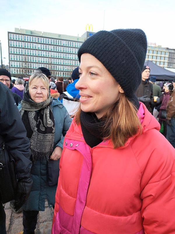 Väljare som möter Li Andersson vill diskutera allt från ekonomipolitik och kapitalismens dilemma till varför äldre herrar med ett långt förflutet i Vänsterförbundet tenderar att hoppa av till Sannfinländarna. Hon säger att det knappt sker längre, ”de som är kvar har en stark ideologisk grund”.