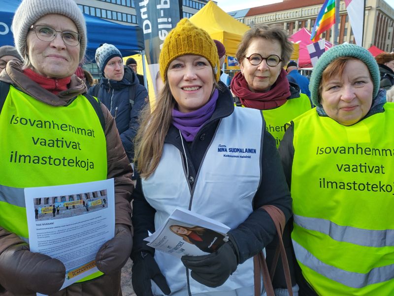 Elina Hemminki, Päivi Härkönen och Sirpa Pelttari driver klimaträttvisa över generationer och önskar att nästa riksdag ska ta fler konkreta åtgärder i stället för att mest snacka. Nina Suomalainen som kandiderar i riksdagsvalet visar viss förståelse för klimatambitionerna.