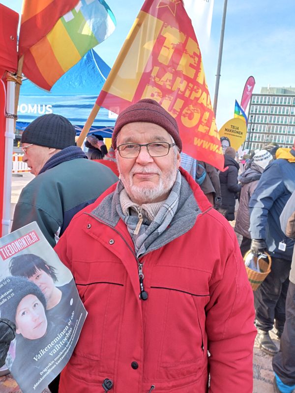 Toivo Koivisto har varit kommunist i hela sitt liv och anser att det är en kränkning av demokratin att bara riksdagspartier kan få partistöd. När HBL frågar om han tror att FKP ska lyckas ta ett mandat i valet svarar han: – Naturligtvis inte, men vi har en uppgift i att sparra de andra partierna.
