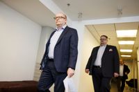 Industrifackets ordförande Riku Aalto (t.v.) och vice ordförande Turja Lehtonen presenterade på söndagen den avtalsuppgörelse som arbetstagarparten och arbetsgivarsidan nått. Enligt Aalto är löneökningarna de största på 15 år, samtidigt som också inflationen är hög.