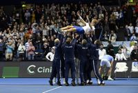 Emil Ruusuvuori blev hjälte då Finland säkrade en plats i slutspelet i Davis Cup framför hemmapubliken i Esbo.