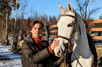 Jon Sonck från Borgå valde att pendla till gymnasiet Lärkan i Helsingfors. Han trivs mycket bra i skolan och hinner träna sin häst Silver trots de ganska långa dagarna.
