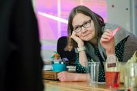 Thea Liljestrand håller en Iheartlektion i Degerby skola åk 6.
