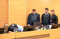 En 52-årig man har dömts till ett långt fängelsestraff för ett mord som begicks år 1995. Han föll ihop på golvet när domen föll.
