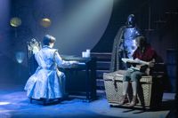 I slottets bibliotek spelar prins Aurelian (Edward Friis) piano för Tea (Alice Olin), som fördjupar sig i bokskatten.