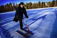 Grankullabon Henrik Fagerholm är aktiv inom Kole, föreningen som håller isbanan på Gallträsk i skick. Han gillar också själv skridskoåkning, men till vardags tar han sig oftast fram med en sparkstötting på isen.