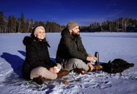 Jenni Salin och Daniel Stevens avnjöt en picknick på Gallträsk i Grankulla tidigare i år. Arkivbild.