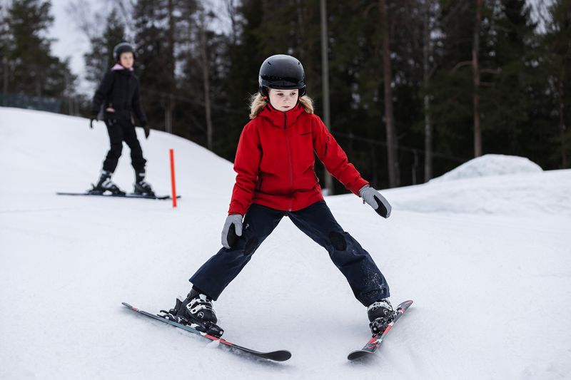 Grankullabarnen gillar att de får lära sig åka slalom efter skolan, men uppgiften är inte helt lätt alla gånger. HBL:s fotograf Timo Kari fångade en hel del koncentrerade miner på bild när Iia Lehtinen, Dominique Heinonen och de övriga eleverna i klubben fick pröva på att åka mellan slalomportar för första gången.