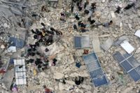 Räddningsarbete vid raserade bostadshus i den syriska orten Harem, nära gränsen till Turkiet.