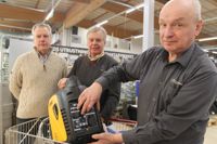 Karis Rotarys president Ralf Lindén, samt Rotarybröderna Nile Höglund och Kaj Björklöf förevisar ett av de fyra elaggregaten som klubben donerar till Ukraina.