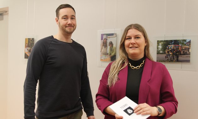 Ian Granström och Elin Sundell representerar projekt 10300, vars senaste utställning Ung i Karis kan ses i galleri Promenade i Fokus hela februari, men också på sajten 10300.fi.