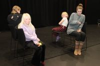 Pamela Andersson från Luckan Raseborg (med ryggen till), Iris Pöyhtäri, Selina Ahonen och Emma Kullberg har hoppat på Känslotåget och visar hur olika känslor kan ta sig uttryck.