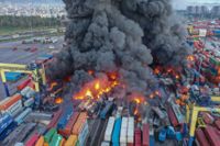 Hamnen i turkiska Iskenderun har drabbats av en kraftig containerbrand efter gårdagens jordbävning.