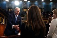 USA:s president Joe Biden skakar hand med gäster efter sitt årliga tal till nationen i Kapitolium i Washington DC.