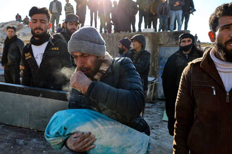 Kallt väder komplicerar räddningsuppgifterna i de jordbävningsdrabbade områdena i Turkiet och Syrien.