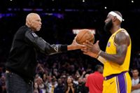 Kareem Abdul-Jabbar fick i natt se sig förbipasserad av LeBron James som NBA:s främste poänggörare någonsin.