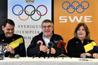 IOK-basen Thomas Bach (i mitten) med SOK:s Peter Reinebo och Gunilla Lindberg vid en pressträff 2018. Arkivbild.