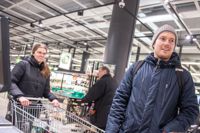 Niko Kuki och Terhi Salmi har förberett sig inför strejken. De handlar i dag för att ha något att tillaga på fredag kväll.