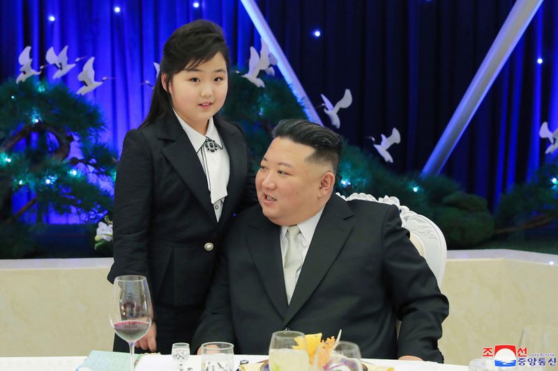 Kim Jue-Ae och Kim Jong-Un vid en bankett där man högtidlighöll den nordkoreanska militärens 75-årsdag. Bilden har distribuerats av Nordkorea.