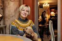 Restaureringsmästare Airi Kallio i Café Helmi med hundarna Ines och Tirri. – Tanken med Helmi är att kunderna ska kunna känna sig som en del av 1700-talsmiljön. Och kunderna som kommer hit vill komma hit på nytt. Det här är inget man åstadkommer på ett par år utan kräver att man förbinder sig vid vad man gör på lång sikt.