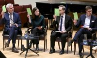 Anders Adlercreutz, Li Andersson, Petri Honkonen och Antti Lindtman grillades inför studerande och universitetspersonal.