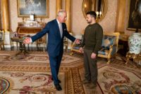 Storbritanniens kung Charles tar emot Ukrainas president Volodymyr Zelenskyj i Buckinghamn Palace i London.