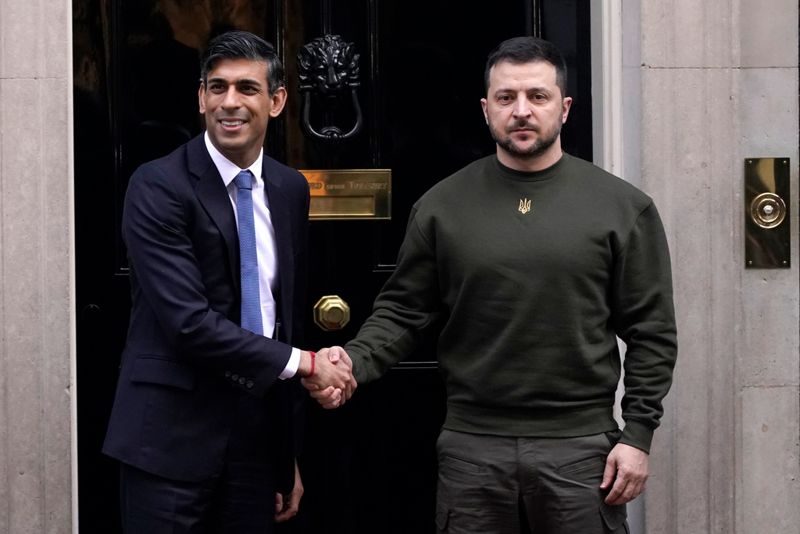 Storbritanniens premiärminister Rishi Sunak i handskakning med Ukrainas president Volodymyr Zelenskyj utanför 10 Downing Street i London.