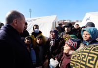 Turkiets president Recep Tayyip Erdogan träffar människor under sitt besök i Kahramanmaras.