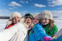 Armi Toivanen, Anna-Maija Tuokko, Ria Kataja och Matleena Kuusniemi är ett tjejgäng som träffas på skidorter – för after ski-festandets skull.