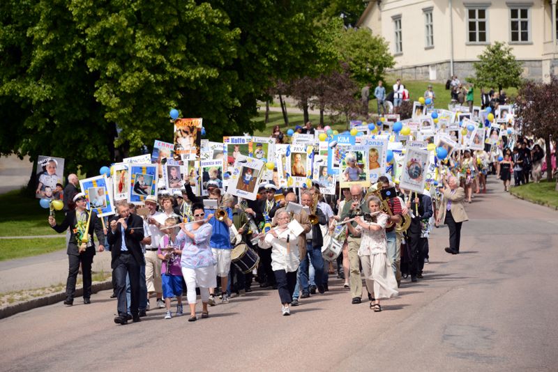 Under de svenska elevernas utspringning blir skolgårdarna en yra av musik, dans och sång.