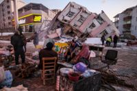 Människor vid en kollapsad byggnad i Golbasi i södra Turkiet på onsdagen. Måndagens jordskalv har krävt mer än 15 000 liv och dödstalen befaras fortsätta öka.