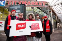 I torsdags fungerade Jarkko Siukonen, Piia Turunen, Pille Välimäki och Besiana Globoderi som strejkvakter utanför Citymarket. Med sig hade de funktionär Henna-Kaisa Turpeinen från Servicefacket PAM.