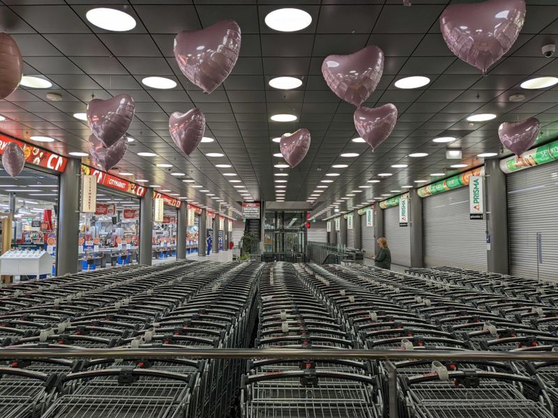 I Sello berörs inte K-Citymarket av den första strejkvågen medan Prisma på andra sidan strejkar.