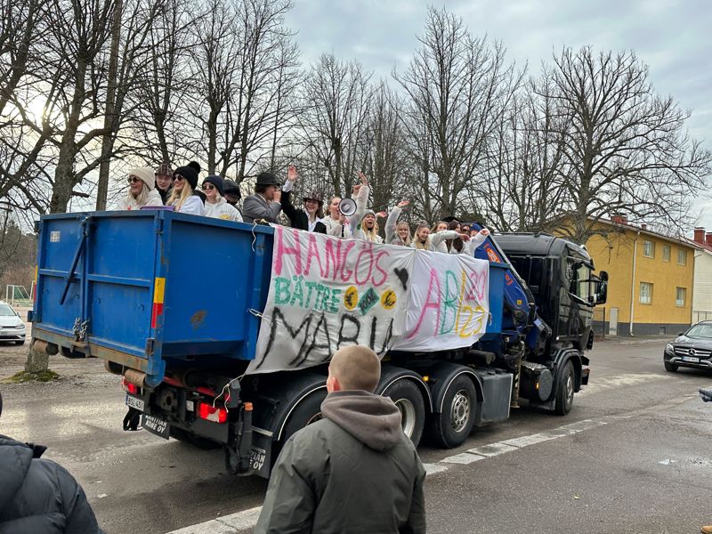 En klassisk bild från bänkskuddardagen - lastbilen ger sig i väg. Här är det Hangös abiturienter som åker.