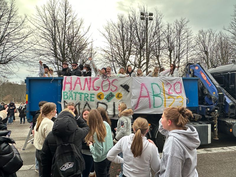Hangö gymnasiums abiturienter gör sig redo för åkturen på lastbilsflaket.