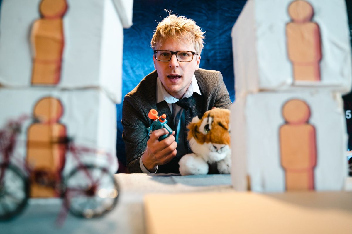 Oskar Pöystis som Hans Rosling i en monolog som tar avstamp från klimatfrågan och krig, en uppföljare till hans första Roslingföreställning på Teater Viirus.