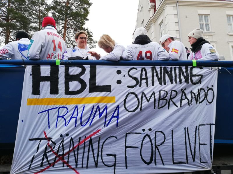 Också HBL figurerade på Brändö-abiturienternas flak.