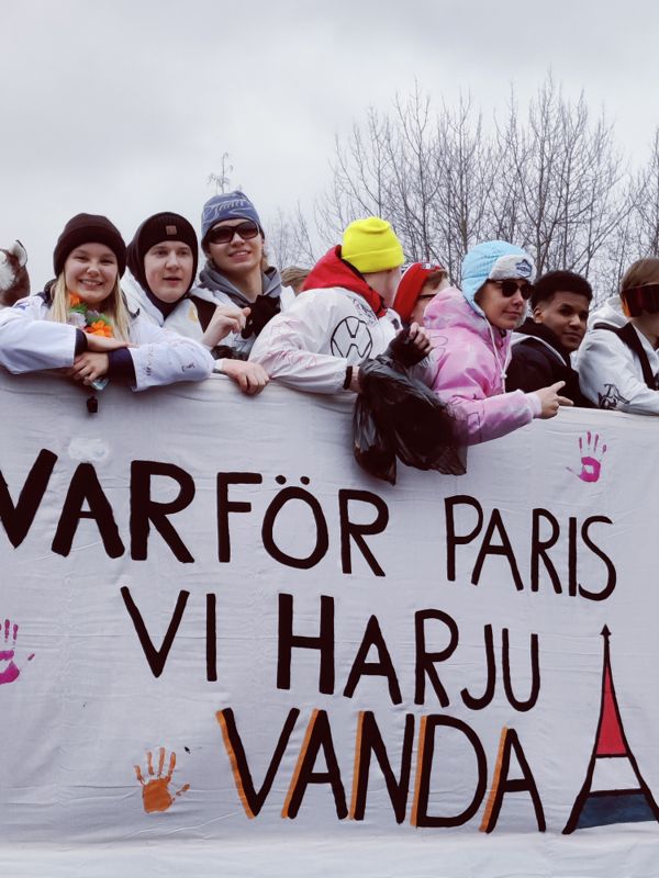”Varför Paris - vi har ju Vanda” har abin från Helsinge gymnasium målat på ett lakan.