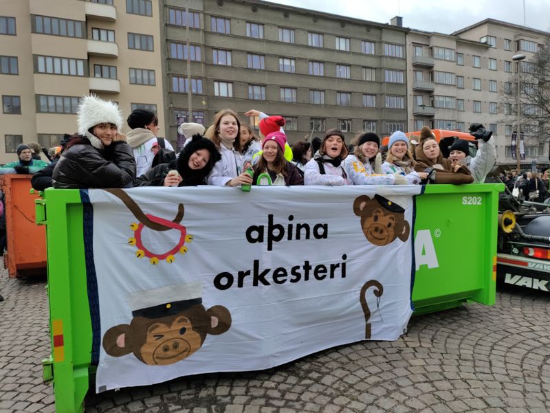 Tölö gymnasium festade också loss på Tölö torg.