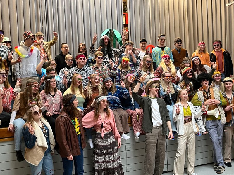 Peace and love var temat i Ekenäs gymnasium när abiturienterna for på semester till JAbimaca.